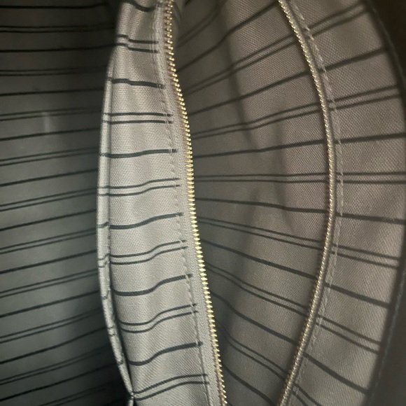 Pristine condition all black authentic Louis Vuitton leather Artsy - Picture 5 of 13